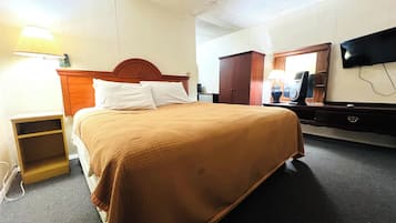 Room, 1 King Bed | Desk, iron/ironing board, free WiFi, bed sheets