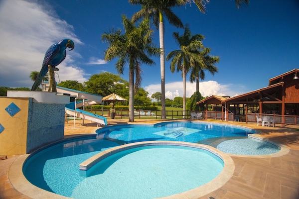 Piscina externa, espreguiçadeiras