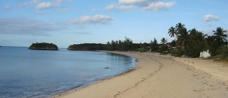 Gần bãi biển, ghế dài tắm nắng, dù trên bãi biển, khăn tắm biển