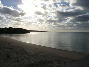 Plage à proximité, chaises longues, parasols, serviettes de plage
