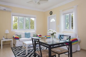 Studio Suite, 1 Bedroom | Living area | 42-inch flat-screen TV with cable channels, LCD TV - Sir Charles Guest House (South Palmetto Point)