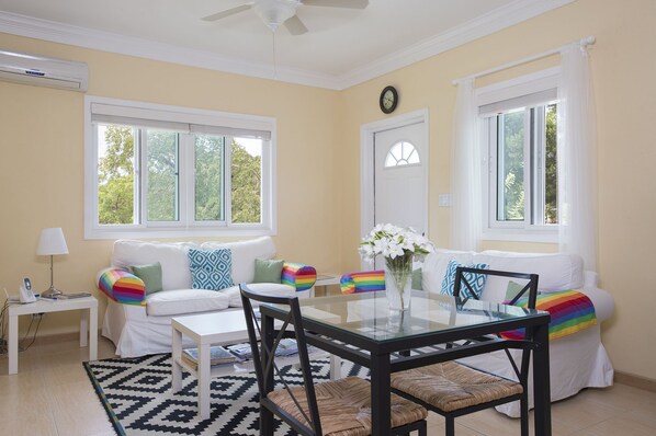 Suite Studio, 1 chambre | Coin séjour | Télévision à écran plat de 42 pouces avec chaînes par câble