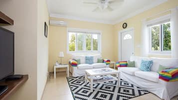 Studio Suite, 1 Bedroom | Ruang tamu | 42 inci televisyen skrin rata dengan kabel, TV LCD