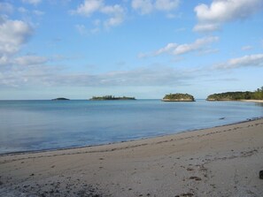 Beach nearby, sun-loungers, beach umbrellas, beach towels - Sir Charles Guest House (South Palmetto Point)