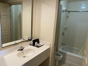 Douche, articles de toilette gratuits, sèche-cheveux