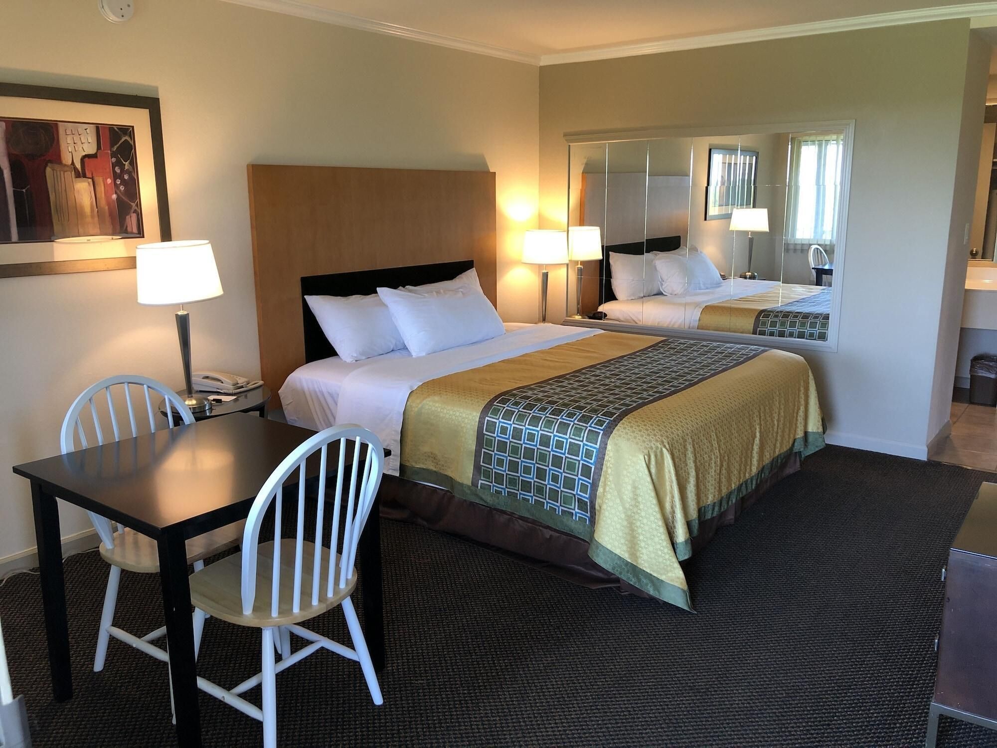 Bộ đồ giường cao cấp, bàn, truy cập Internet không dây miễn phí 