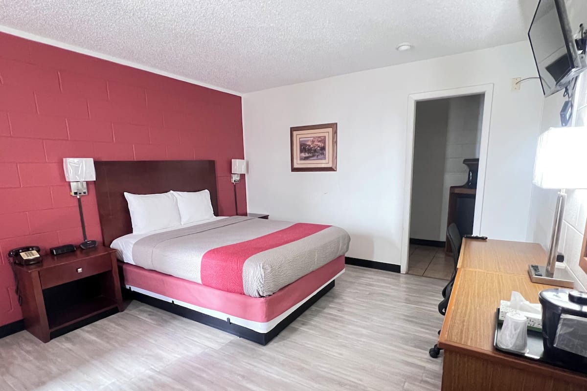 Quarto standard, 1 cama Queen, para não fumantes | Escrivaninha, Wi-Fi de cortesia