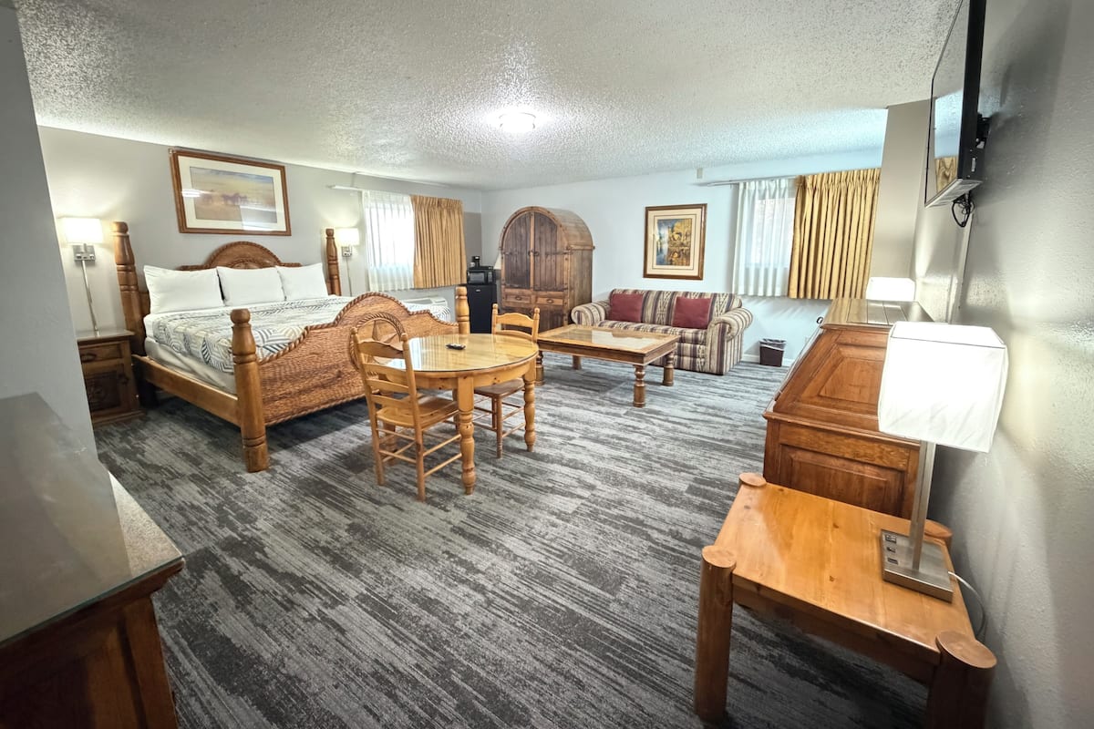 Suite, 1 kingsize bed, niet-roken | Een bureau, gratis wifi