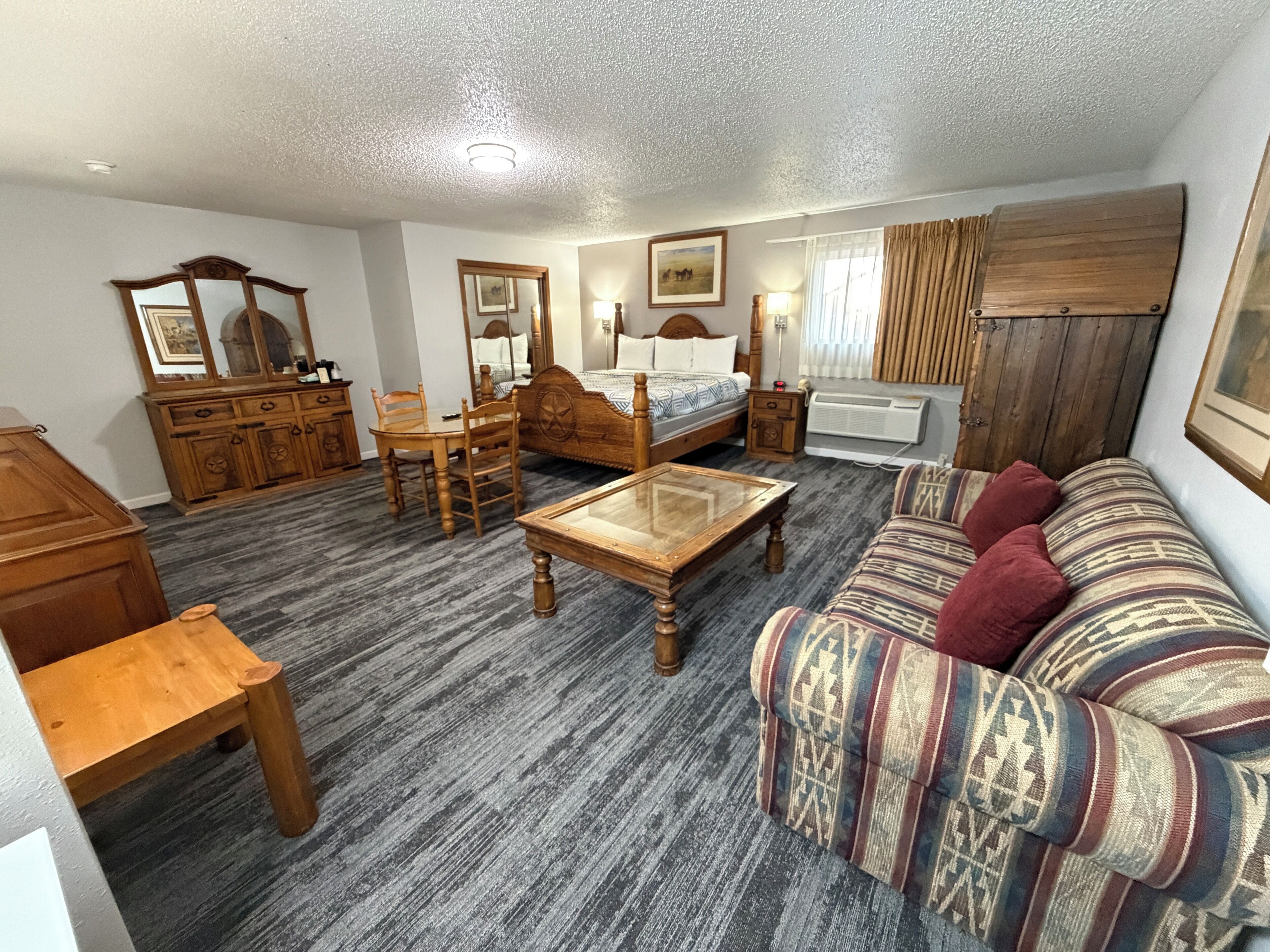 Suite, 1 King Bed, Non Smoking | Desk, free WiFi