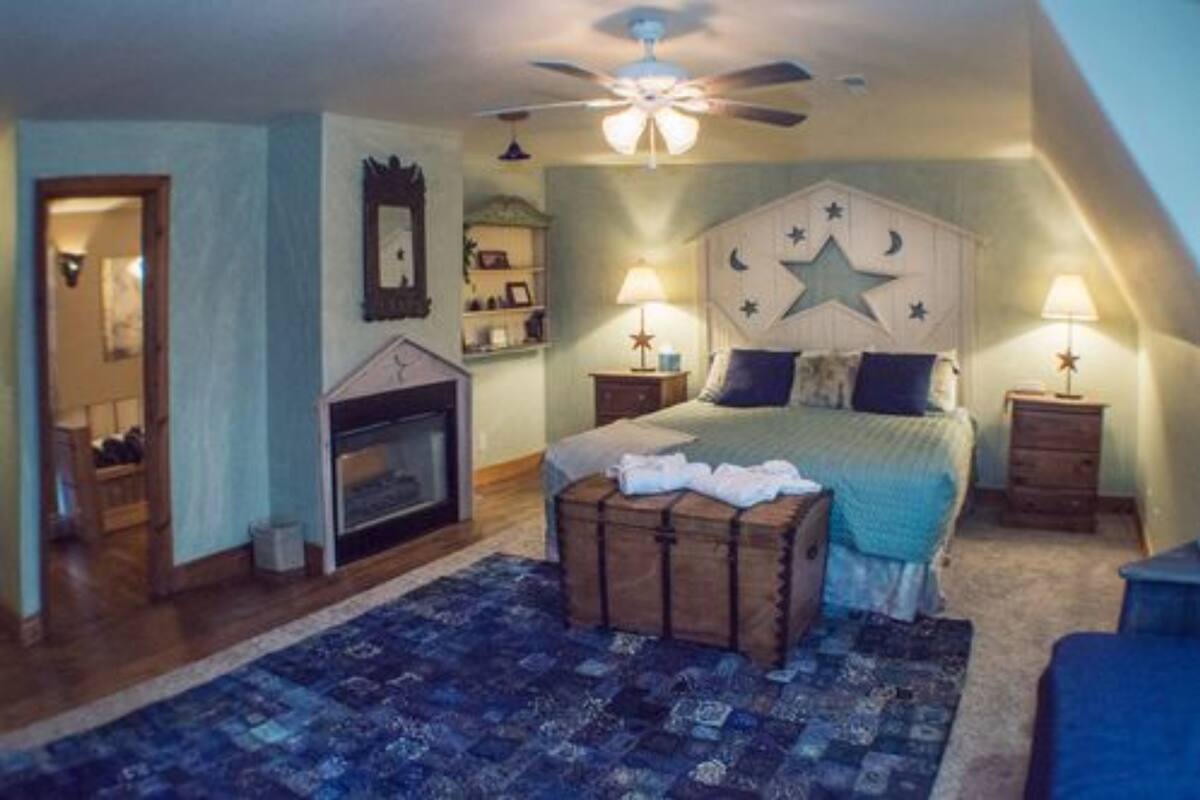 Room, Private Bathroom (Celestial Room) | Individually decorated, individually furnished, iron/ironing board