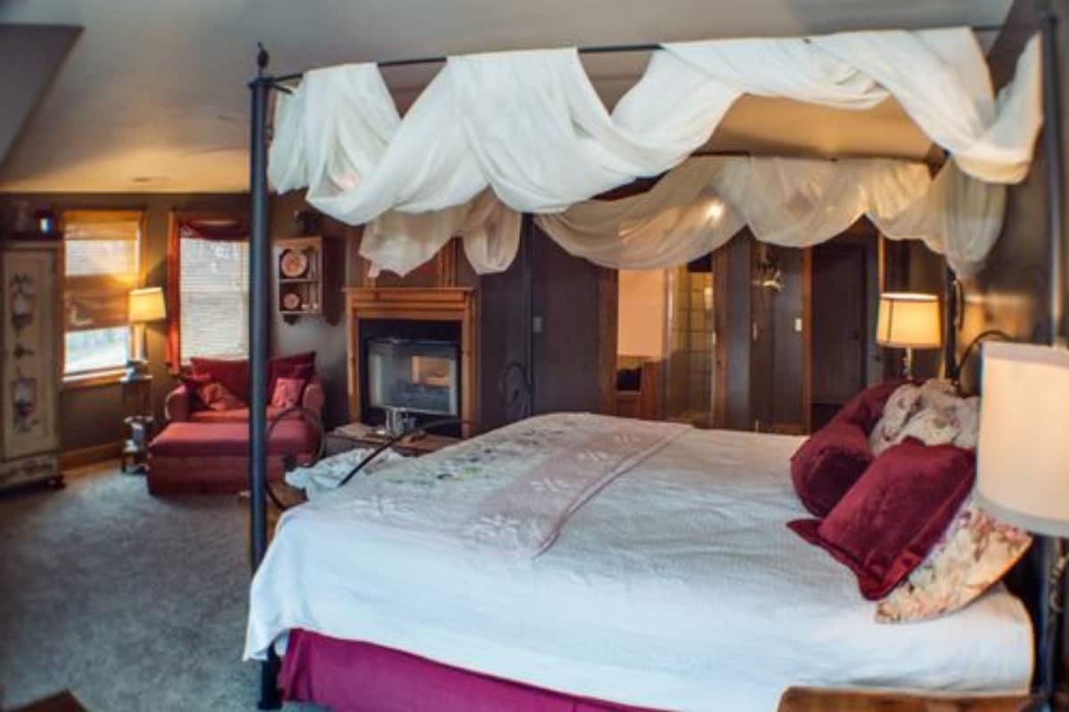 Room, Private Bathroom (Claret Room) | Individually decorated, individually furnished, iron/ironing board