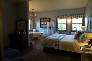 スタンダード ルーム キングベッド 1 台 (Blue and White Room) | 客室ごとに異なる装飾、客室ごとに異なるインテリア、アイロン / アイロン台、ベッドシーツ