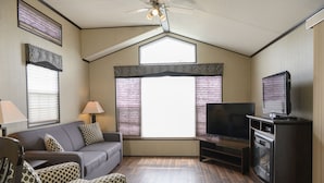 Standard Cottage, Multiple Beds, Non Smoking | Living area - Bellmere Winds Resort (Otonabee-South Monaghan)