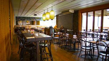 Se sirven comidas, cenas y cocina tailandesa