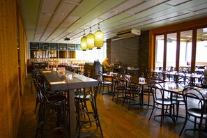 Lunch and dinner served, Thai cuisine