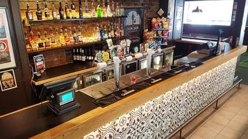 3 bars/lounges
