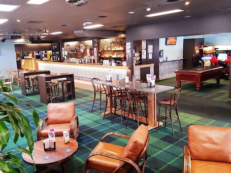3 bars/lounges