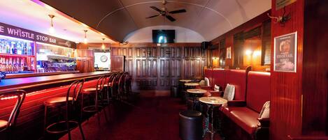 3 bars/lounges