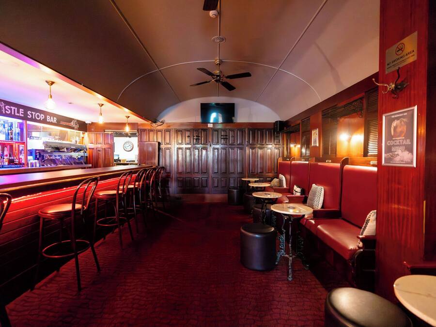 3 bars/lounges