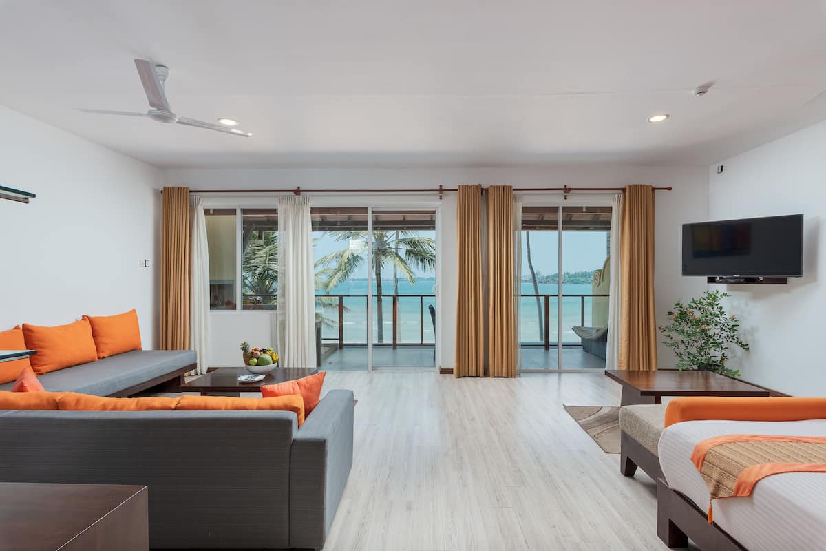 Privilege Suite Hot Tub with 10% off on selected wines | Minibar, két bảo mật tại phòng, bàn, phòng cách âm