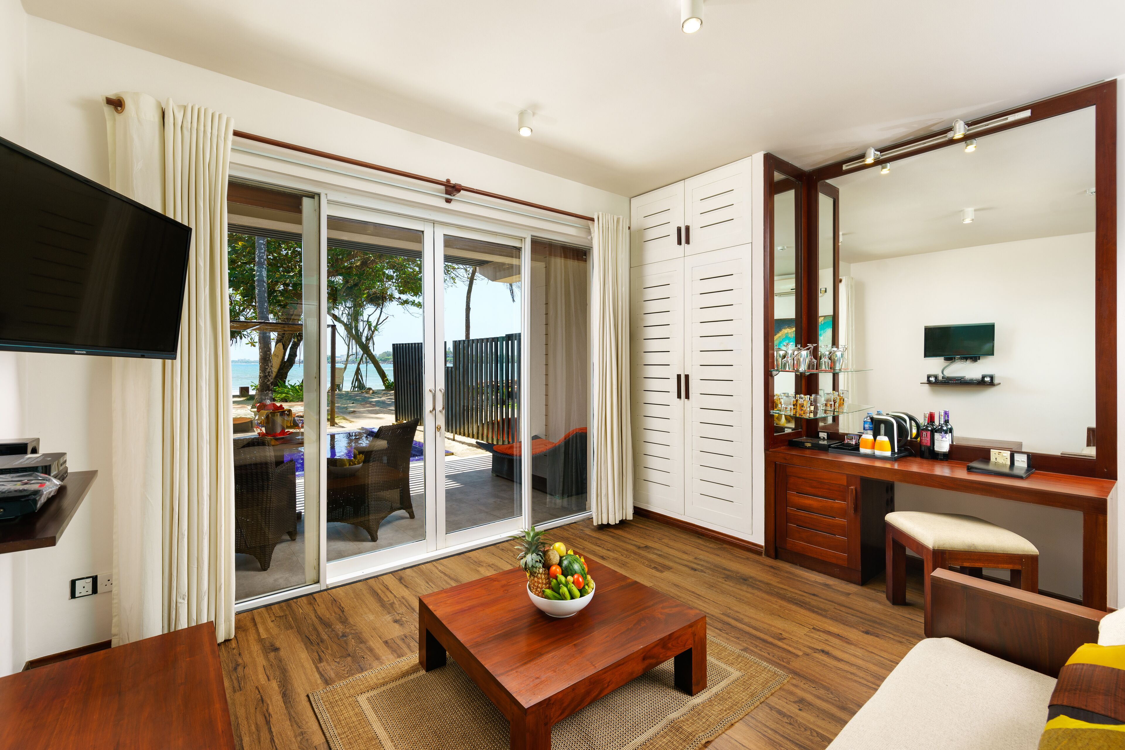 DELUXE ROOM PLUNGE POOL WITH PRIVATE JACUZZI AND SEA VIEW | Minibar, in-room safe, desk, soundproofing