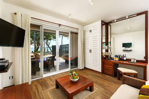 DELUXE ROOM PLUNGE POOL WITH PRIVATE JACUZZI AND SEA VIEW | Minibar, in-room safe, desk, soundproofing