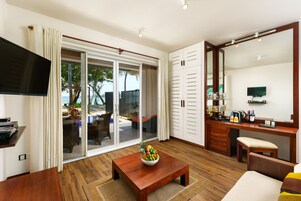 DELUXE ROOM PLUNGE POOL WITH PRIVATE JACUZZI AND SEA VIEW | Minibar, in-room safe, desk, soundproofing