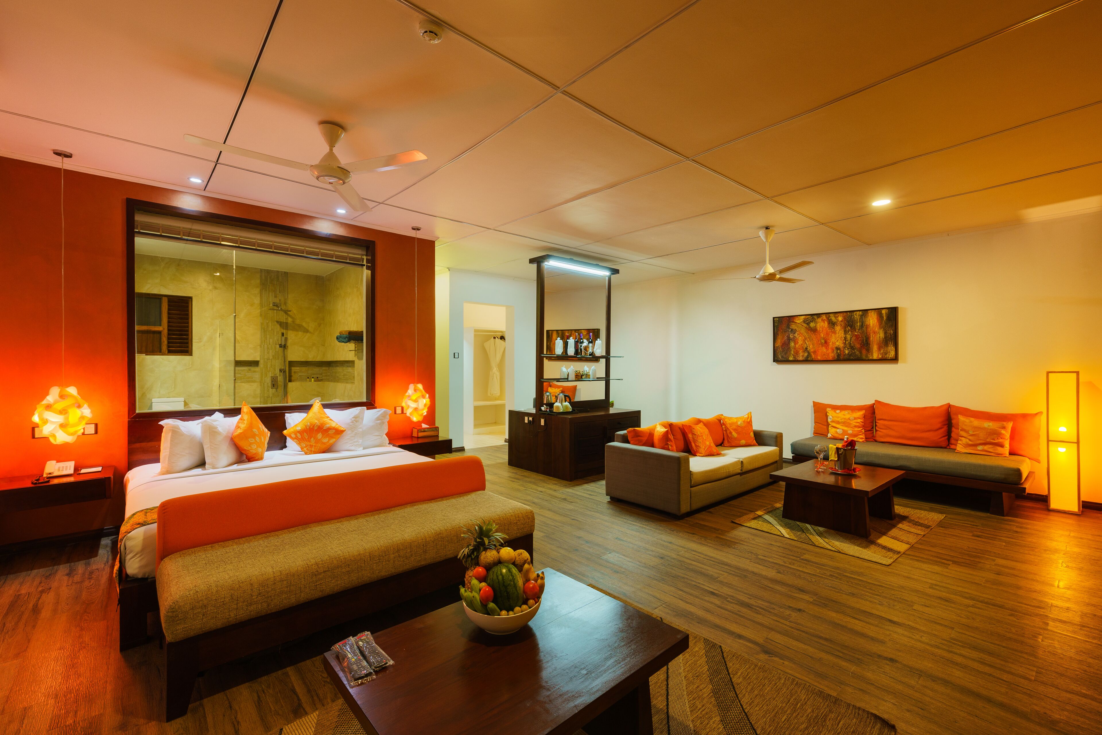 Privilege Suite Hot Tub with 10% off on selected wines | Minibar, caja de seguridad en la habitación y escritorio 