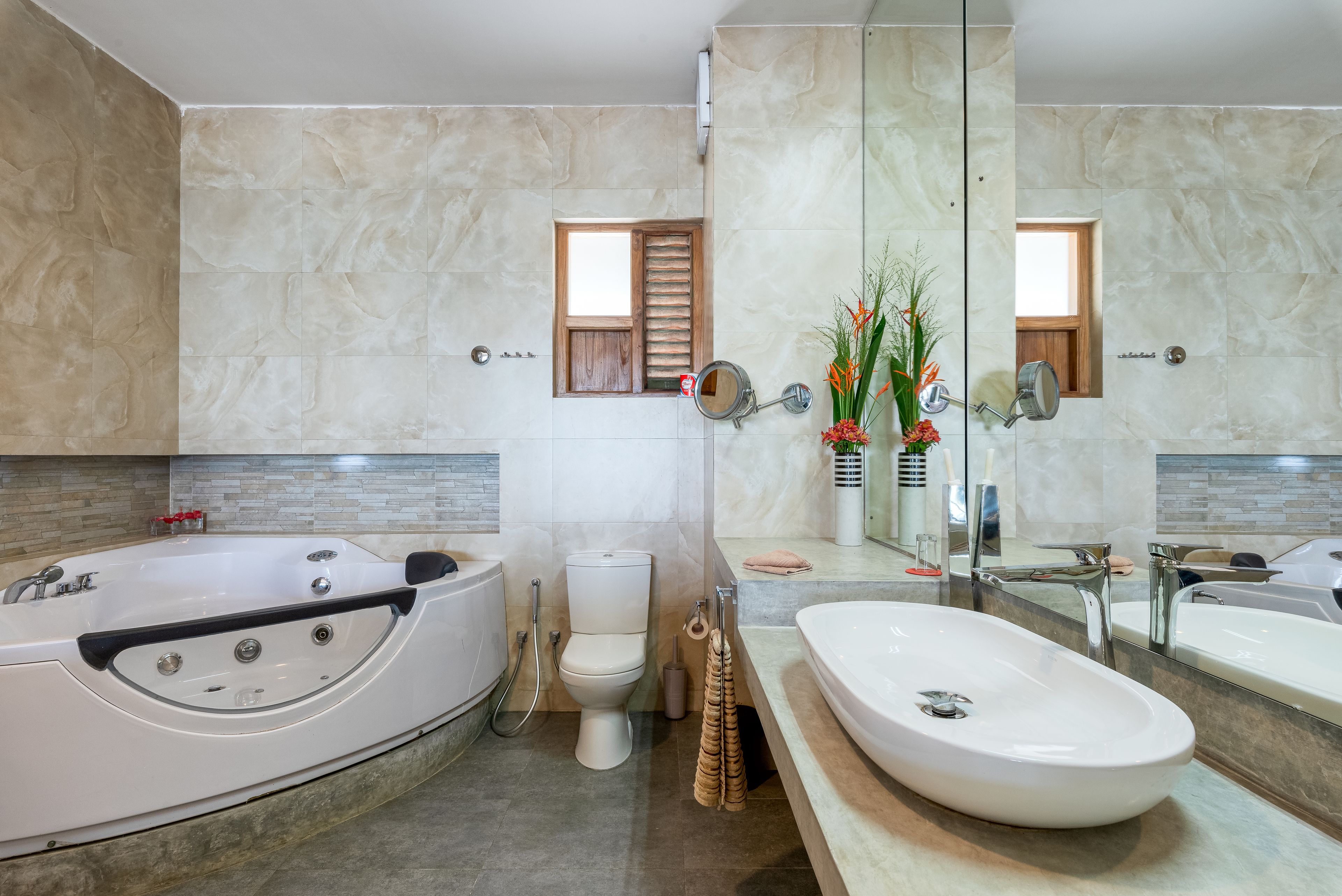 deluxe room with private jacuzzi and sea view | bathroom | free toiletries, hair dryer, bathrobes, bidet