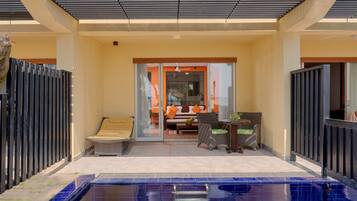 DELUXE ROOM PLUNGE POOL WITH PRIVATE JACUZZI AND SEA VIEW | Minibar, in-room safe, desk, soundproofing