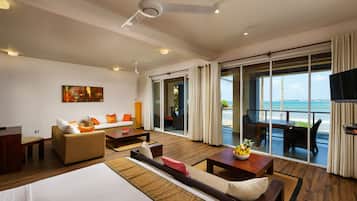 OCEAN SUITE WITH PRIVATE JACUZZI AND SEA VIEW | Minibar, in-room safe, desk, soundproofing