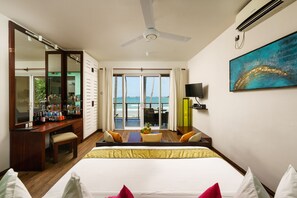 Deluxe kamer, uitzicht op zee (10% off on selected wines) | Een minibar, een kluis op de kamer, een bureau, geluiddichte muren
