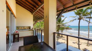 PRIVILEGE SUITE WITH PRIVATE JACUZZI AND SEA VIEW | Minibar, in-room safe, desk, soundproofing