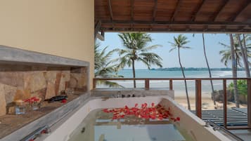 PRIVILEGE SUITE WITH PRIVATE JACUZZI AND SEA VIEW | Minibar, in-room safe, desk, soundproofing
