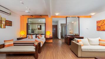 Een moderne hotelkamer met een bed, een bank en een spiegel.