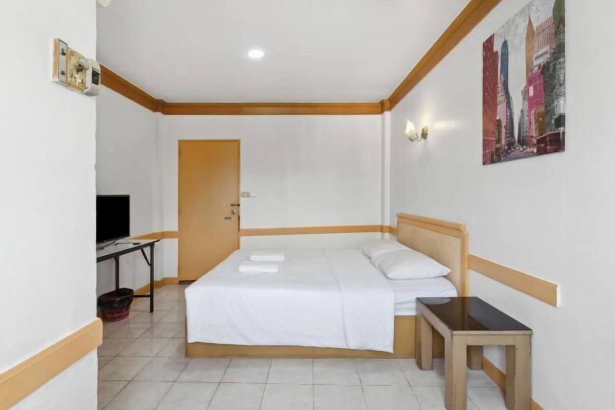 Desk, WiFi (free), bed sheets