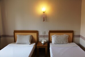 Triple Room | Desk, free WiFi, bed sheets