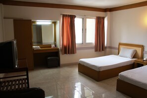 Triple Room | Desk, free WiFi, bed sheets