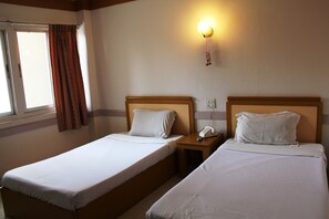 Triple Room | Desk, free WiFi, bed sheets