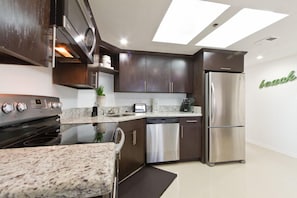 Condo, 2 habitaciones, 2 baños, vista a la playa | Cocina privada | Refrigerador con congelador, microondas y parrilla de estufa 
