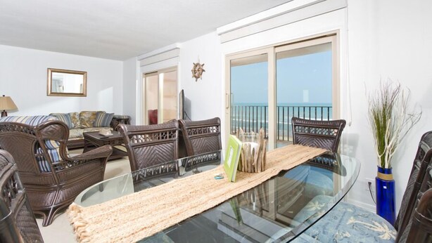 Condo, 2 habitaciones, 2 baños, vista a la playa | Área de sala de estar