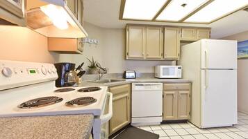 Condo, 2 habitaciones, 2 baños, vista a la playa | Cocina privada | Refrigerador con congelador, microondas y parrilla de estufa