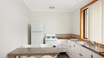 Appartement Classique, vue partielle sur l'océan, cÎté cour intérieure | Cuisine privée | Réfrigérateur, micro-ondes, plaque de cuisson