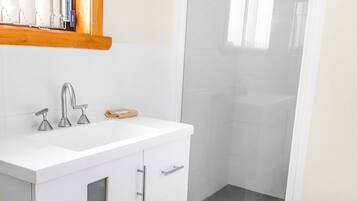 The One Bedroom Classic Unit | Bathroom | Shower, towels