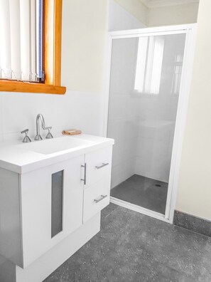 Appartement classique, vue partielle sur l'océan, côté cour intérieure | Salle de bain | Douche, serviettes fournies