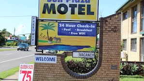A motel sign with amenities like 24-hour check-in, pool, breakfast, and free WiFi. - Sun Plaza Motel Mackay (West Mackay)