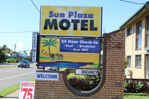 Interior entrance - Sun Plaza Motel Mackay (West Mackay)