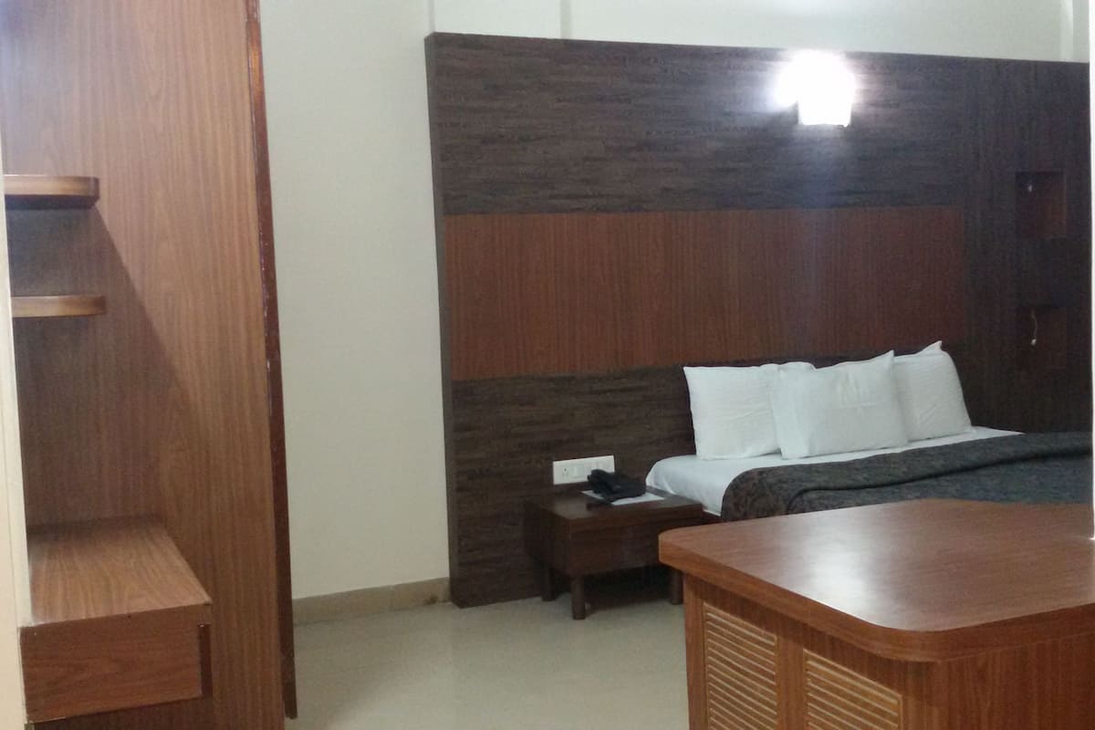 Desk, soundproofing, free WiFi