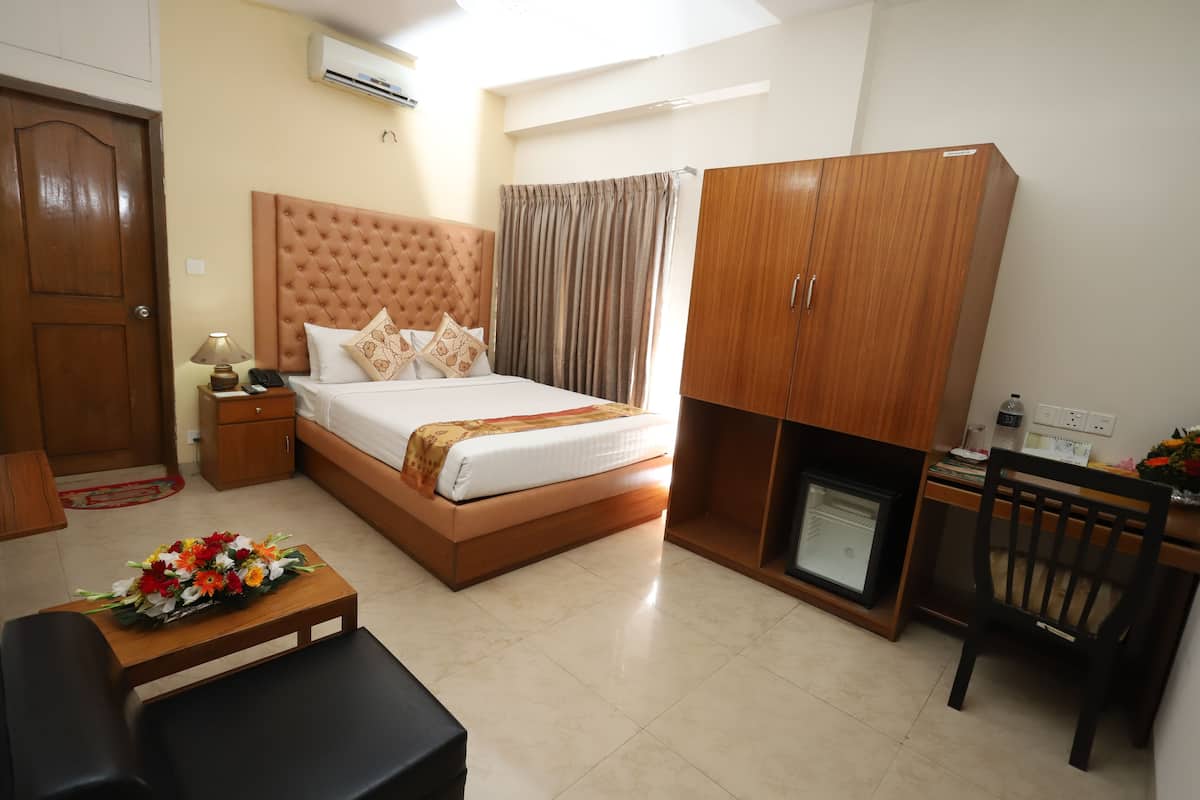 Deluxe Double Room, 1 King Bed, Smoking, City View | Living room