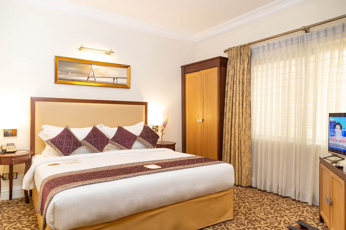 Suite | 1 bedroom, premium bedding, minibar, in-room safe